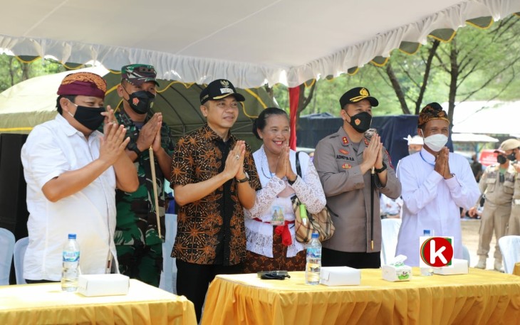Wabup Rahmat Santoso (pakai baju batik) Bersama Forpimda dan Perwakilan Umat Hindhu Kabupaten Blitar di Acara Upacara Melasti Hari Raya Nyepi Tahun Baru Saka 1944 (foto : Faisal NR / Klikwarta.com)
