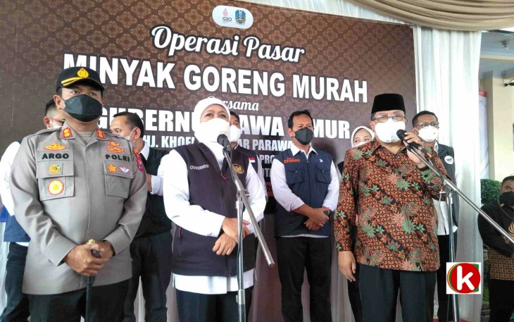 Walikota Blitar Santoso (pakai baju batik) Dampingi Gubernur Khofifah bersama Forkopimda Konferensi Pers seusai Pantau Operasi Pasar Minyak Goreng (foto : Faisal NR / Klikwarta.com)