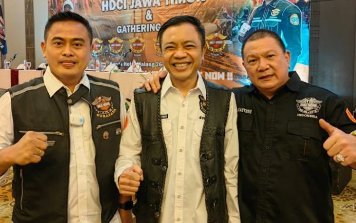 Wakil Bupati Blitar Rahmat Santoso (tengah) Bersama Rekan Klub Motornya Saat Hadiri Musda HDCI Jawa Timur Periode 2022-2025 di Malang.