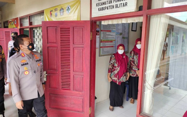 Kapolres Blitar Kota AKBP Argowiyono Saat Pantau Posko PPKM Mikro (foto : Faisal NR / Klikwarta.com)