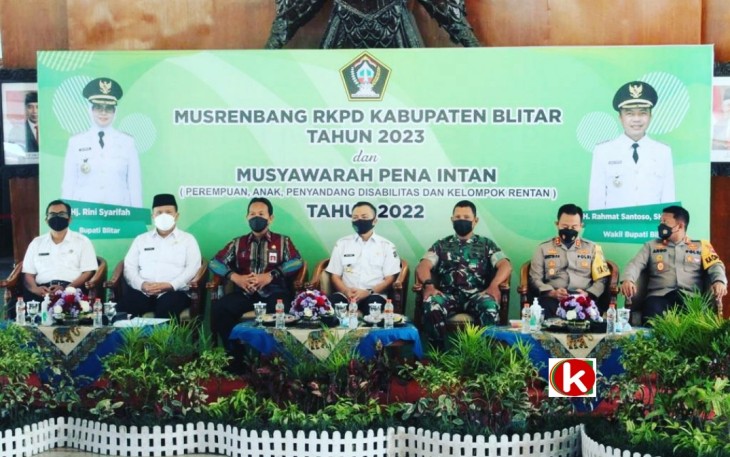 Wakil Bupati Blitar Rahmat Santoso (tengah) Bersama Forpimda di Acara Musrenbang RKPD Kabupaten Blitar Tahun 2023 dan Musyawarah Perempuan, Anak, Penyandang Disabilitas dan Kelompok Rentan. (foto : Klikwarta.com) 