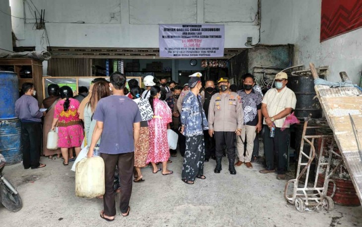 Kapolres Blitar Kota bersama Kepala Dinas Perdagangan dan Perindustrian Kota Blitar Tinjau Warga yang Masih Antre Beli Minyak Goreng Curah
