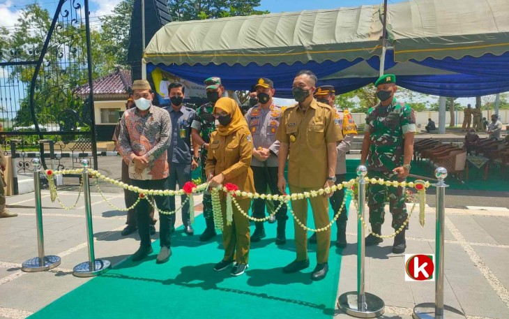 Bupati Blitar Rini Syarifah Didampingi Wakil Bupati Blitar Rahmat Santoso dan Forpimda Memotong Tali Bunga Penanda Dibukanya Bazar Ramadhan Tahun 2022 oleh Pemkab Blitar (foto : Faisal NR / Klikwarta.com)