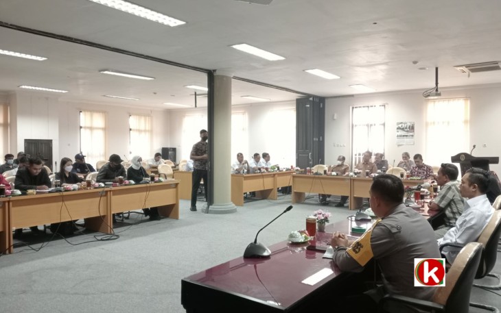 Suasana Hearing KRPK bersama Komisi III DPRD Kabupaten Blitar, Wakil Bupati Blitar dan Kapolres Blitar, Rabu 22 Juni 2022. (foto : Faisal NR / Klikwarta.com)