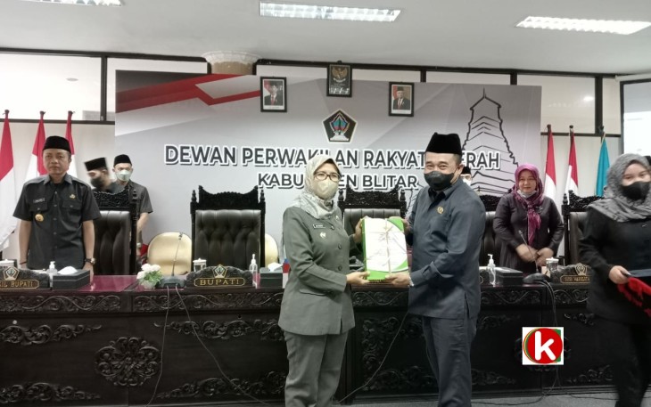 Bupati Blitar Rini Syarifah menyerahkan Dokumen Raperda Pertanggungjawaban Pelaksanaan APBD Kabupaten Blitar Tahun 2021 kepada Wakil Ketua DPRD Kabupaten Blitar M. Rifai (foto : Faisal NR / Klikwarta.com)