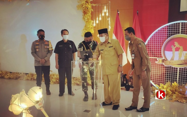 Ketua DPRD Kota Blitar Syahrul Alim (dua dari kiri) Saat Menghadiri Peluncuran Aplikasi One Touch Stunting oleh Walikota Blitar Santoso dalam Peringatan Hari Keluarga Nasional ke- 29 Tahun 2022 (foto : Faisal NR / Klikwarta.com)