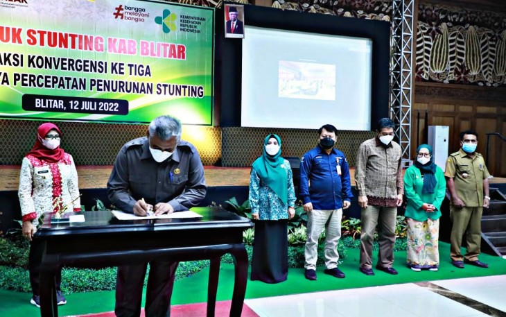 Sugeng Suroso Tandatangani Sebuah Dokumen Program Pro Penurunan Angka Kasus Stunting