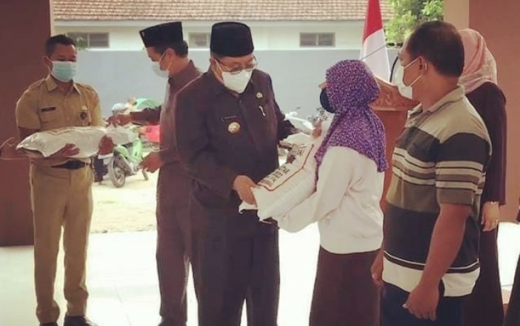 Walikota Blitar Santoso Saat Salurkan Rasterada kepada Keluarga Penerima Manfaat (KPM)