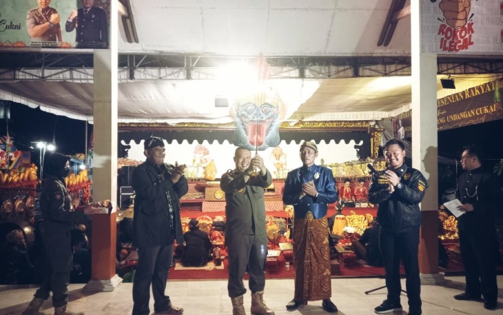 Kasatpol PP Kabupaten Blitar Rustin Pristyo Budi (pegang Gunungan) Dalam Acara Sosialisasi Undang-Undang tentang Cukai Dikemas Huburan Rakyat Wayang Kulit. (foto : Faisal NR / Klikwarta.com)