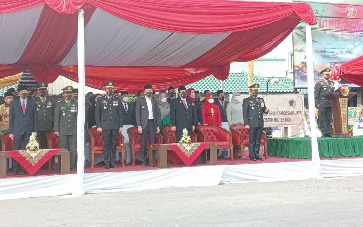 Walikota Blitar Santoso bersama Jajaran Forkopimda se-Blitar Raya Ikuti Upacara HUT TNI ke- 77 di Kodim 0808/Blitar