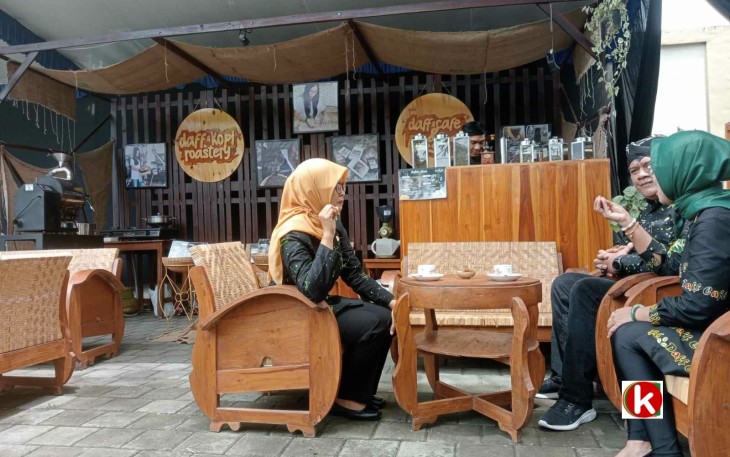 Bupati Blitar Rini Syarifah (duduk, sisi kiri) Saat Minum Kopi di Salah Satu Stand Palah Creative Festival bersama Pemilik Produk Kopi dan Kepala Disparbudpora Pemkab Blitar Suhendro Winarso (foto : Faisal NR / Klikwarta.com)