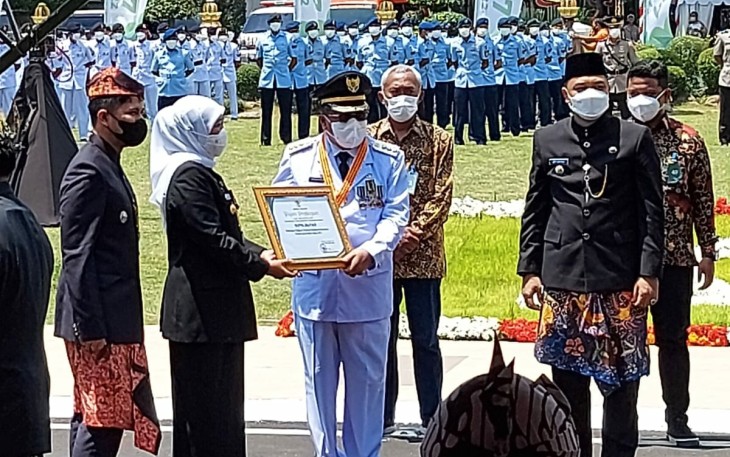 Gubernur Khofifah Serahkan Penghargaan kepada Walikota Blitar Santoso (foto : Tim Media Center Santoso) 