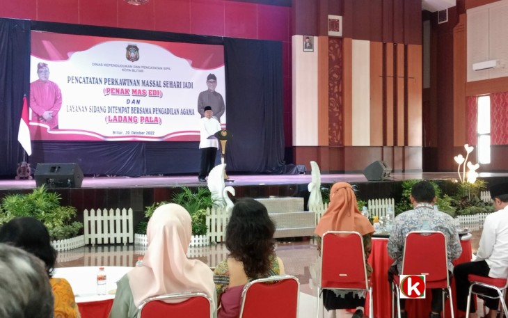 Walikota Blitar Santoso Berikan Sambutan pada Acara Program Penak Mas Edi milik Dispendukcapil Kota Blitar dan Ladang Pala milik Pengadilan Agama Blitar (foto : Faisal NR / Klikwarta.com)