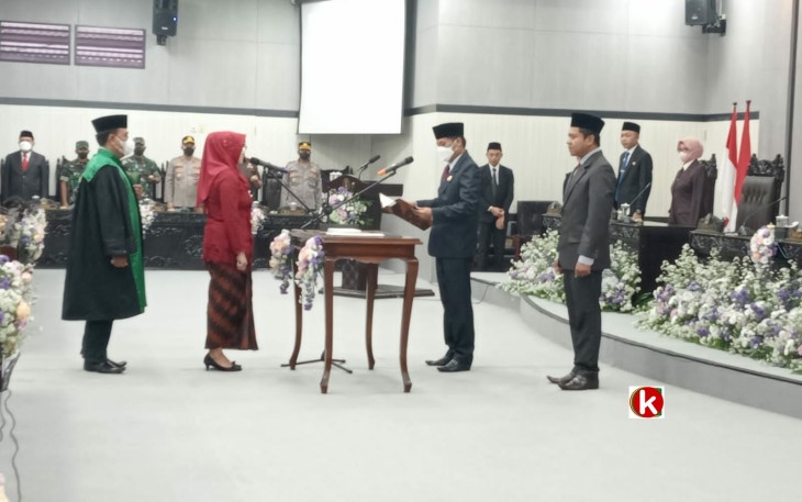 Ketua DPRD Kabupaten Blitar Suwito Saren Satoto Ambil Sumpah/Janji Jabatan Anggota DPRD Kabupaten Blitar Pengganti Antar Waktu Sisa Masa Jabatan Tahun 2019-2024 kepada S. Nasikhah (foto : Faisal NR / Klikwarta.com) 