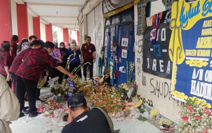 Pegawai Bapenda Kabupaten Malang Tabur Bunga saat tabur bunga di Pintu 13 Stadion Kanjuruhan