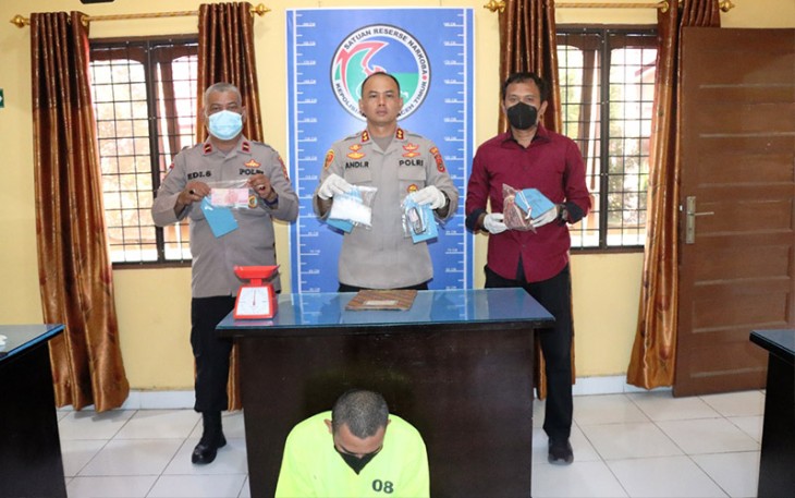 Ekspos tersangka dan barang bukti di Mapolres Aceh Timur, Rabu (24/08/2022).