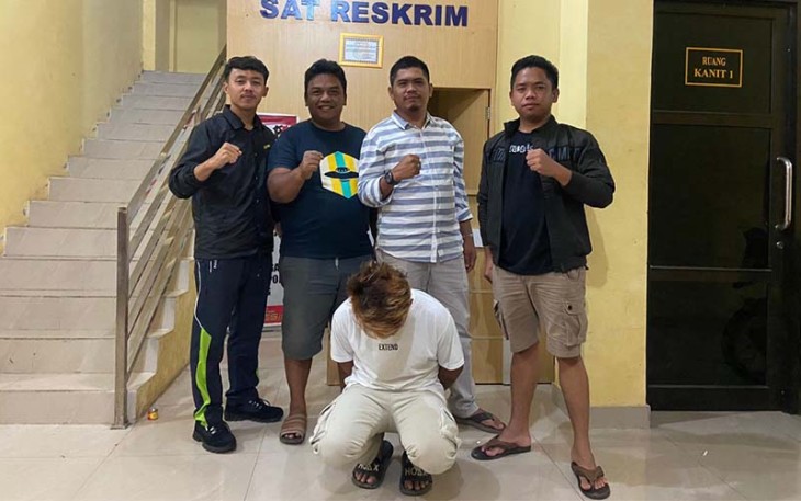 Teduga pelaku (jongkok) saat diamankan petugas