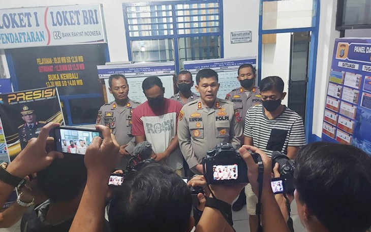 Kapolres Simalungun AKBP Ronald F.C Sipayung SH, SIK, MH., didampingi Kapolsek Bosar Maligas AKP Restuadi SH saat menggelar Klarifikasi kepada wartawan di Kantor Sat Lantas Polres Simalungun Kompleks Aspol, Jalan Sangnaualuh, Kota Siantar, Rabu (12/10/2022) malam sekira pukul 20.00 Wib.