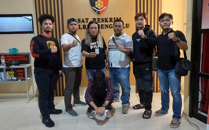 Tersangka (jongkok diborgol) saat diamankan tim Resmob Macan Gading