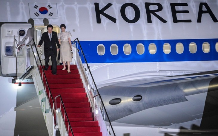 Presiden Korsel Yoon Suk-yeol saat tiba di Bali, Minggu (13/11/2022) malam.