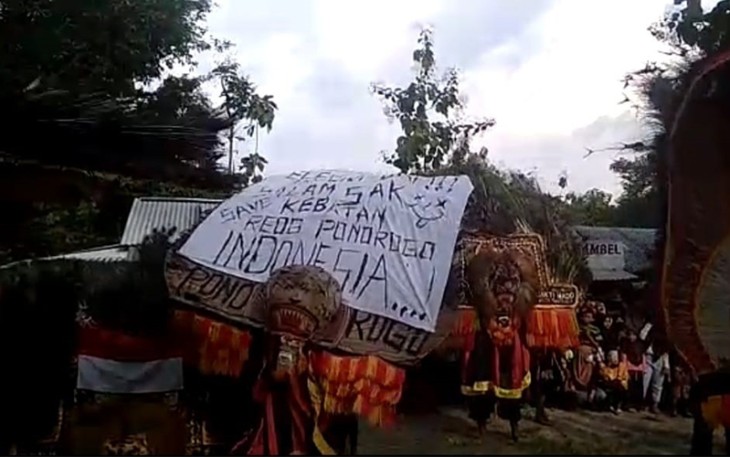 Ratusan seniman Reog menggelar aksi protes atas rencana Malaysia yang akan mendaftarkan Reog ke UNESCO.