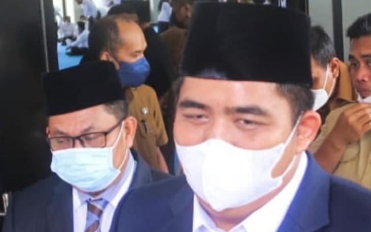 Plt Bupati Bintan Roby Kurniawan SPWK saat bersama Tamsir saat wawancara bersama awak media