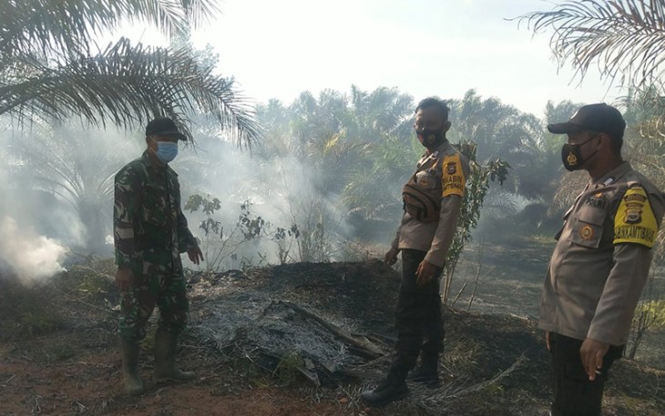 Polisi Lakukan Pemadaman Kebakaran Lahan