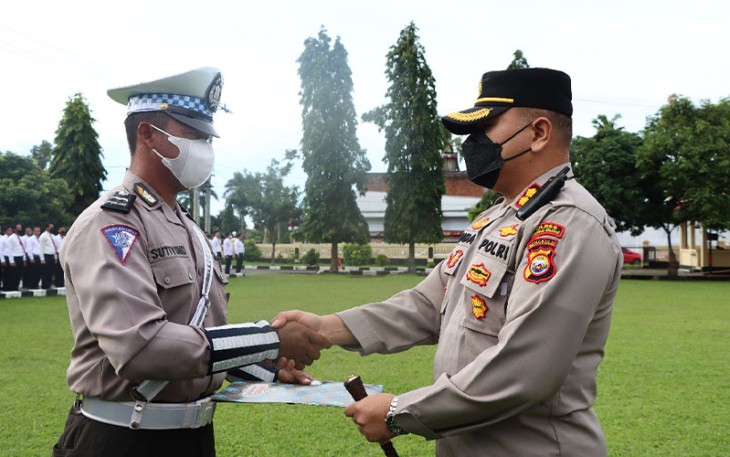 Kapolres Bengkulu Selatan Polda Bengkulu AKBP Juda Trisno Tampubolon, SH., S.IK., MH saat memberikan piagam penghargaan.