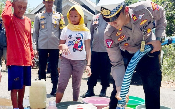 Satlantas Polres Pasuruan saat mendistribusikan Air Bersih pada warga di Kab. Pasuruan