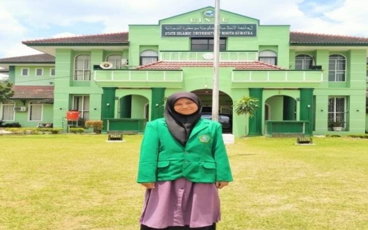 Laila Afriyani akhirnya bisa berfoto di depan kampusnya setelah melewati berbagai seleksi penerimaan. (Sumber : Dok. Pribadi Laila Afiyani)