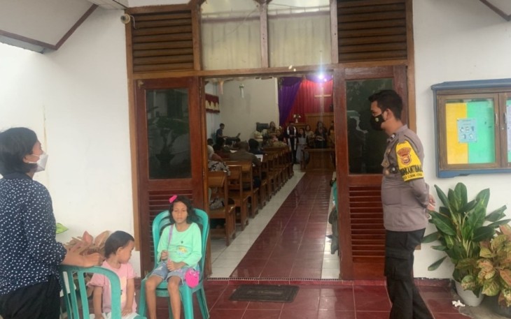 Bhabinkamtibmas Polsek Lebong Utara saat lakukan pengamanan di sekitar gereja