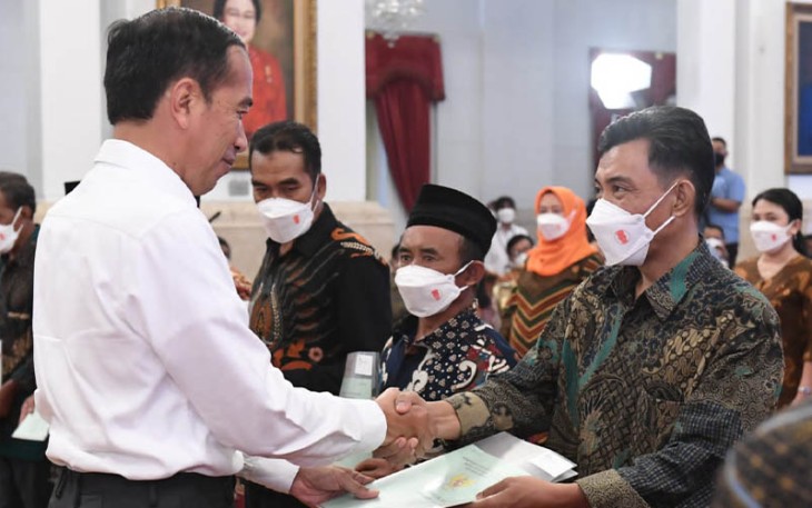 Presiden Jokowi dalam kegiatan Penyerahan 1.552.450 Sertipikat Tanah untuk Rakyat yang berlangsung secara daring dan luring di Istana Negara, Jakarta, pada Kamis (01/12/2022).