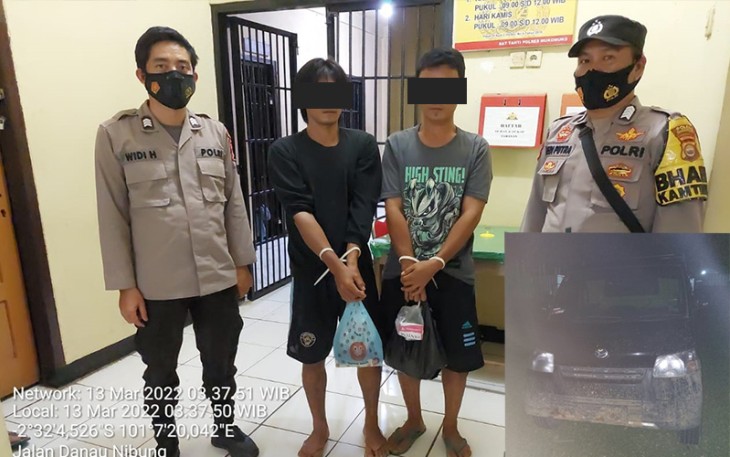 Dua Tersangka (tengah) saat diamankan di Mapolsek Teramang Jaya.