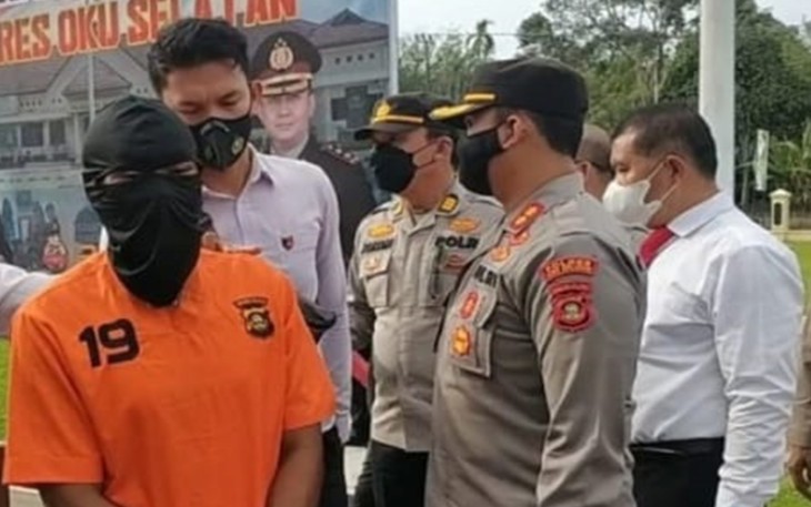 Tersangka saat diamankan aparat