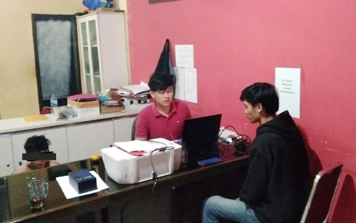 Tersangka dan barang bukti (kiri) serta korban (kenakan jaket hitam) saat dimintai keterangan penyidik