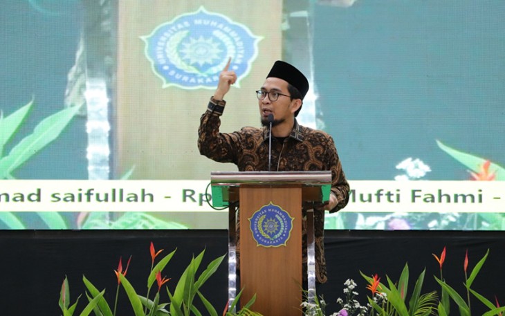 Ustaz Adi Hidayat, saat menjadi narasumber acara Tabligh Akbar dalam rangka menyongsong Muktamar Muhammadiyah ke-48, di Gedung Auditorium Kyai Haji Ahmad Dahlan Universitas Muhammadiyah Surakarta (UMS), Pabelan, Kabupaten Sukoharjo, pada Sabtu (8/10/2022).