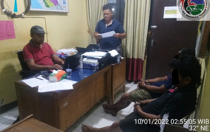 dua orang pria inisial HG (42) dan RF (24) diamankan Sat Resnarkoba Polres Bengkulu Tengah (Benteng) Polda Bengkulu 