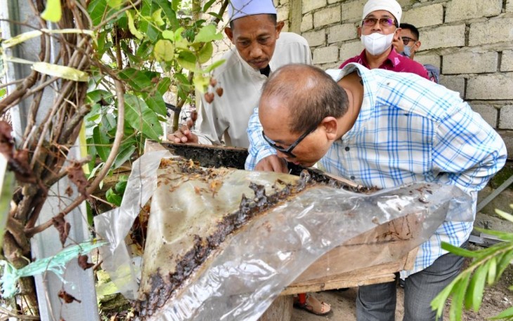 Sekretaris Kementerian Koperasi dan UKM Arif Rahman Hakim, saat mengunjungi peternakan lebah Madu Kalulut milik Ponpes Mihbahul Munir di Banjarbaru, Kalimantan Selatan, Jumat (25/3).