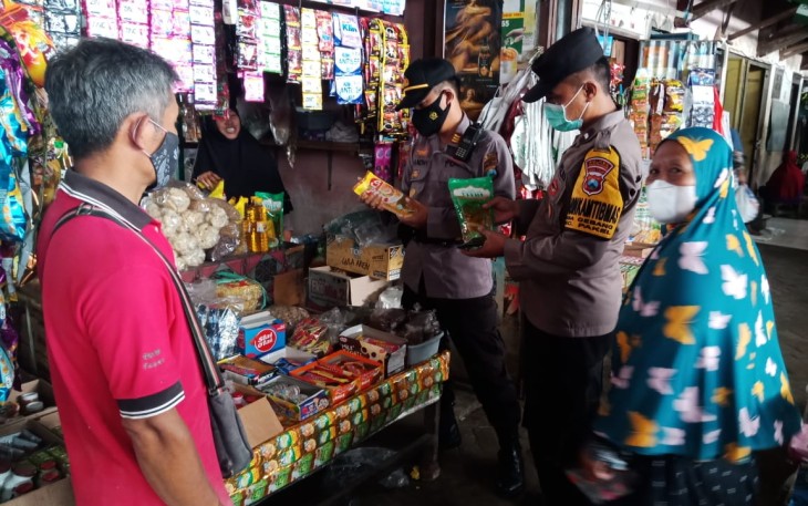 Kapolsek Pakel saat memantau Langsung Ketersediaan Minyak Goreng di Pasar Ngrance Tulungagung