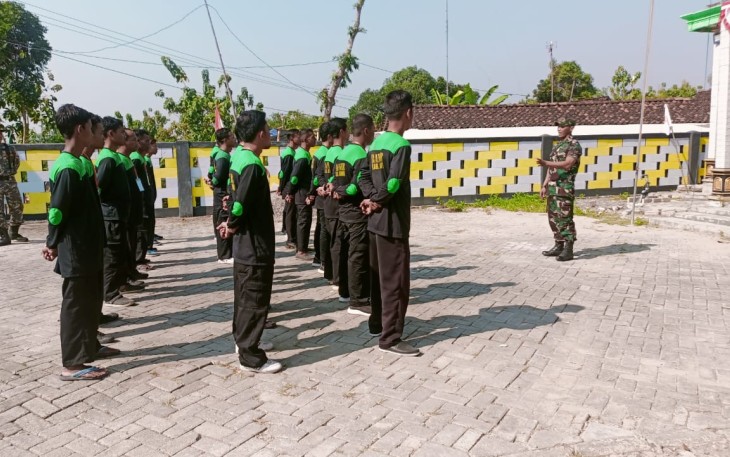 Sertu Suyono saat Berikan Pelatihan PBB Kepada Para Banser Wilayah Bringin
