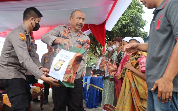 Kapolda Bengkulu Irjen Pol Drs. Agung wicaksono, M.Si saat salurkan paket sembako ke masyarakat