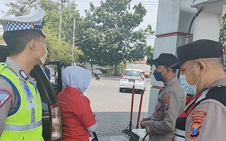 Personil Polres Pasuruan saat Jaga Ketat SPBU