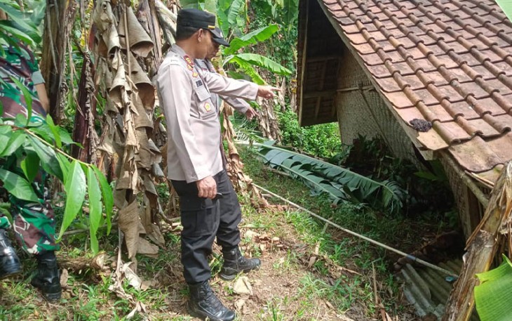Longsor terjang rumah warga
