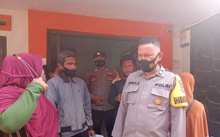 Bhabinkamtibmas Polsek Sukaraja Kawal Distribusi Bansos Kepada Masyarakat