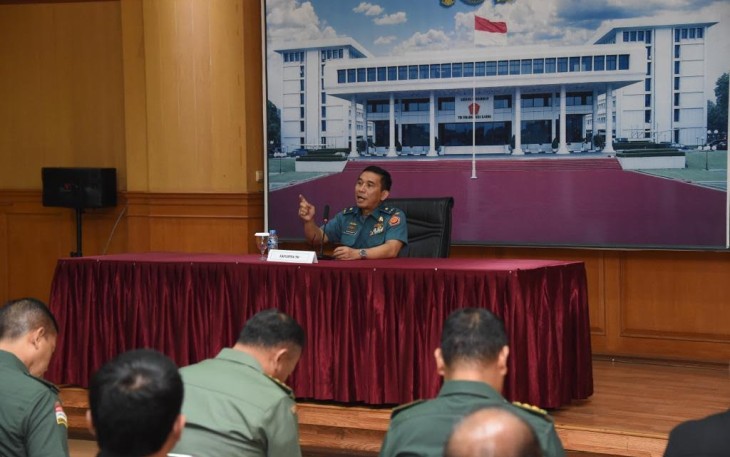 Kapuspen TNI, Laksamana Pertama (Laksma) TNI Kisdiyanto, M.Tr. Opsla, mengawali tugas dengan melaksanakan entry briefing kepada seluruh anggota Puspen TNI, di gedung Balai Wartawan Puspen TNI, Mabes TNI, Cilangkap, Jakarta Timur, Rabu (14/9/2022).