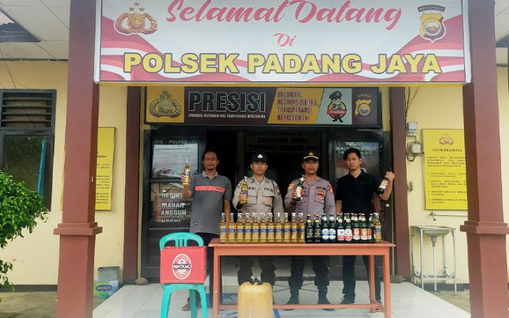 Polsek Padang Jaya saat rilis Puluhan Miras dari 3 Toko di Marga Sakti