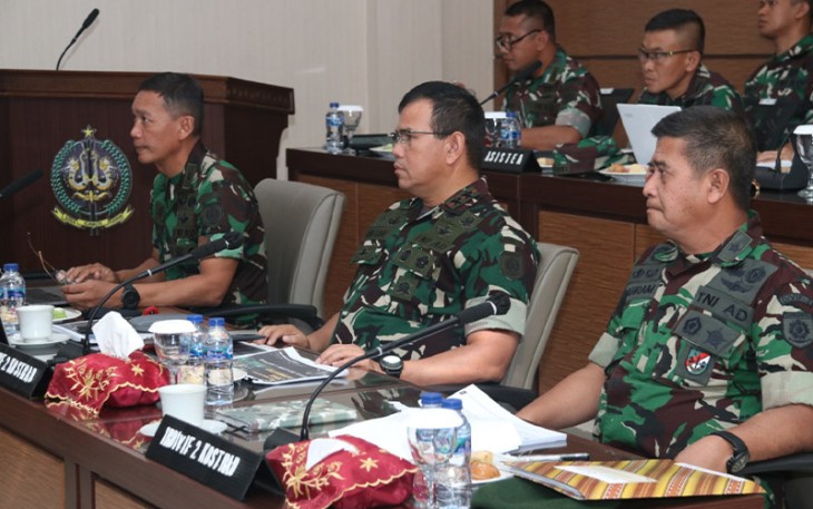 Pangdivif 2 Kostrad saat Pimpin Kegiatan Desk Evaluasi Paparan Zona Integritas