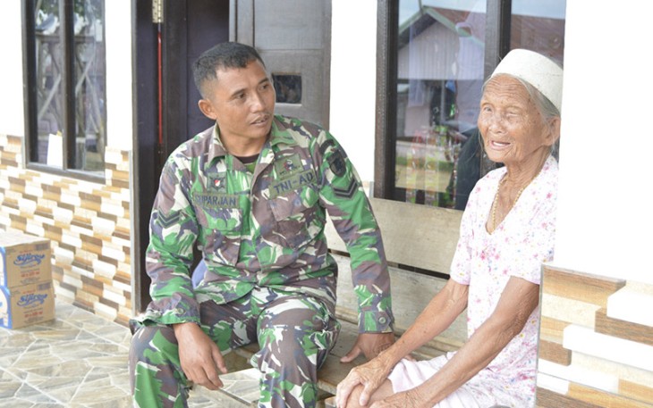 Babinsa Koramil Loa Kulu saat Kunjungi Warga Lansia di Desa Long Anai