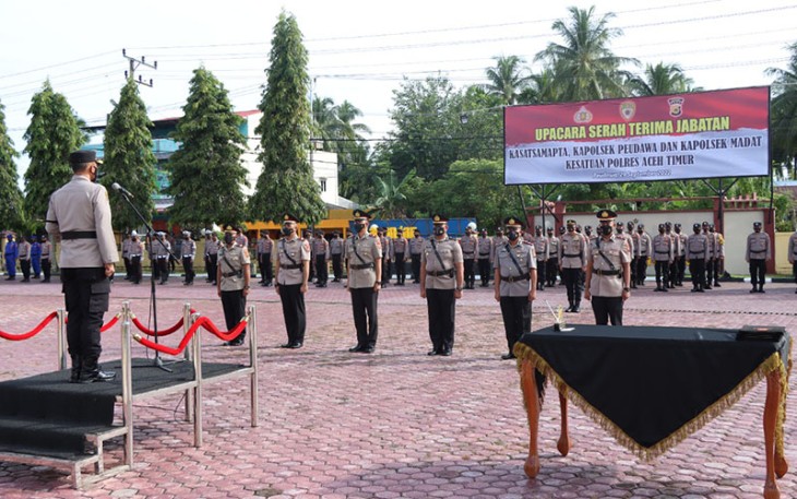 Kapolres Aceh Timur AKBP Andy Rahmansyah, S.I.K. saat memimpin langsung upacara serah terima jabatan (Sertijab) Kasat Samapta, Kapolsek Peudawa dan Kapolsek Madat, Kamis, (29/09/2022).