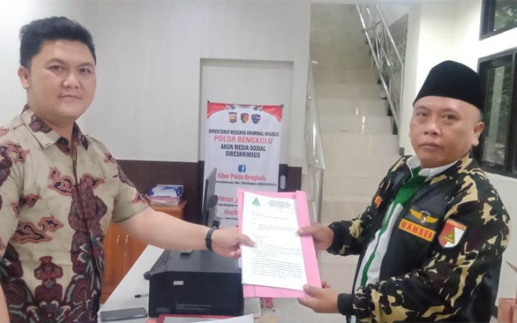Pimpinan Wilayah GP Ansor Provinsi Bengkulu saat mendatangi Mapolda Bengkulu melaporkan aktivis yang juga penggiat media sosial, Faisal Assegaf, Jumat (11/11/2022).